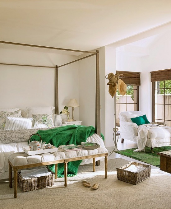 Aranżacja sypialni,jak urządzić sypialnię,beżowa sypialnia z zielonymi dekoracjami,turkusowy pled,drewniane kolonialne łóżko z drewnianym baldachimem,francuska pikowana ławka,francuskie meble z tapicerką,dywan vintage patchwork,zielono-turk