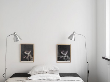 Srebrne lampy, i biało-czarne dekoracje w sypialni (19668)