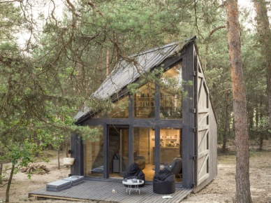 Drewniany dom wypoczynkowy w lesie (56696)
