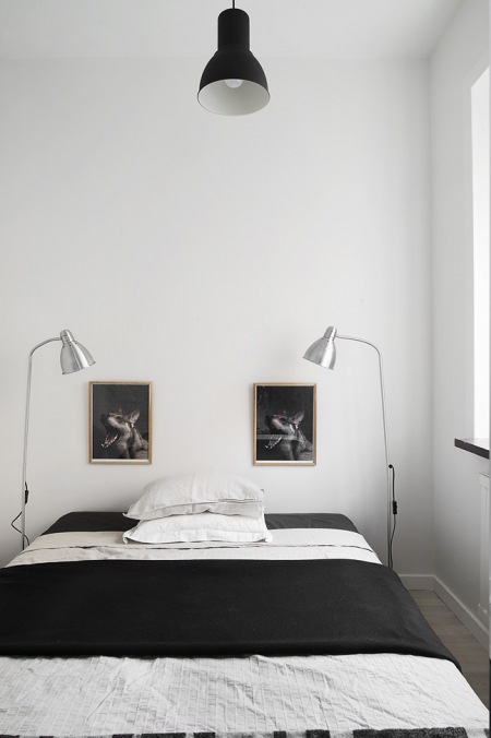 Srebrne lampy, i biało-czarne dekoracje w sypialni