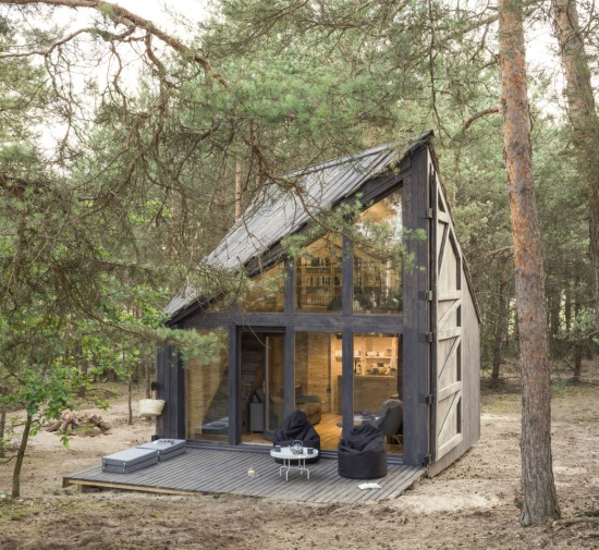 Drewniany dom wypoczynkowy w lesie