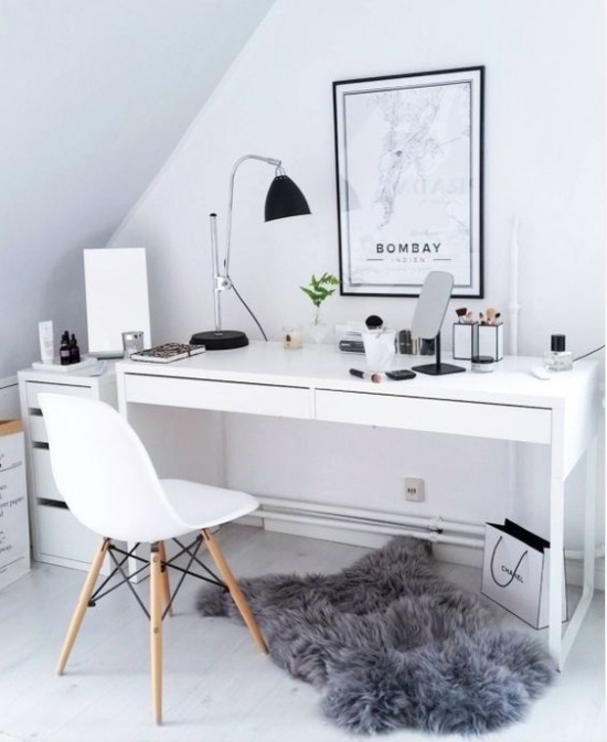 Pokój biurowy w stylu skandynawskim na poddaszu