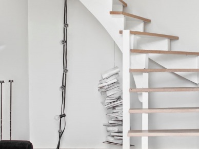 Białe schody z drewnianymi stopnicami i żarówki na kablu w aranżacji wnętrz w stylu skandynawskim (24630)