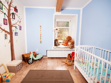 Przestronny pokój dla dziecka zaaranżowano w kolorach błękitu i beżu. Oprócz mebli i zabawek w wystroju wnętrza...