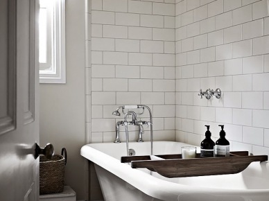 Brązowa podłoga z desek  w łazience ze stylową wanną na łapkach (21534)