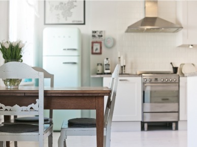 Tradycyjny drewniany stół i stylowe białe krzesło w skandynawskiej aranzacji jadalni z kuchnią (22376)