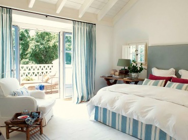typowy , hiszpański dom nad morzem - drewniane, niebieskie meble i stropowe belki, to symbol rustykalnych,...
