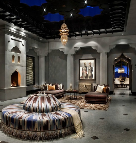 Marokańskie wnętrze,srebrne dekoracje,rezydencja w marokańskim stylu,piękne domy,piekna architektura,orientalny styl,najpiękniejsze aranzacje wnetrz,elegancka rezydencja,marokańska architektura,marokańskie mozaiki,rzeźbione drzwi,brązowe dre