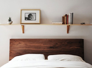 Drewniana pojedyncza półka nad brązowym łóżkiem (20893)