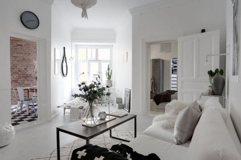 Biały salon z czarnymi dodatkami w skandynawskim stylu