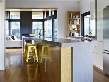 bardzo nowoczesna i dizajnerska, duża kuchnia - to połączenie drewna i kompozytów syntetycznych typu corian.