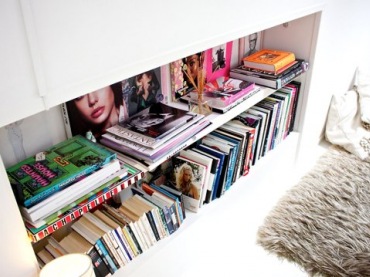 Wnęki idealnie pasują na przechowywanie magazynów i książek, są jednym z tanich sposobów na aranżację mieszkania.