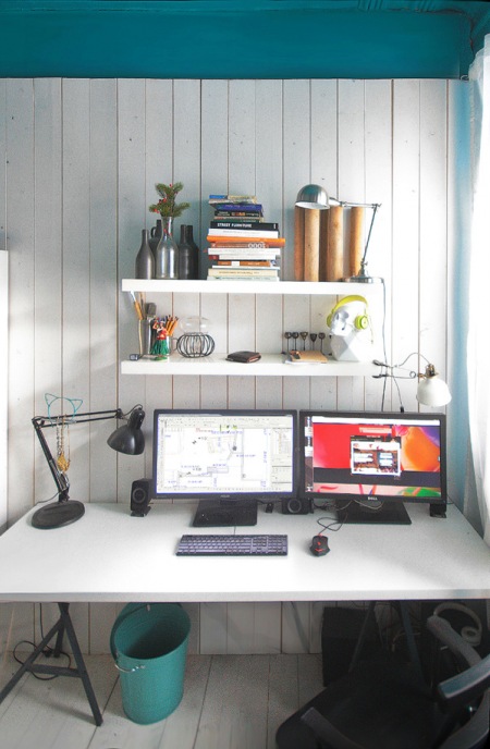 Profesjonalny kącik biurowy w małym biało-szmaragdowym pokoju