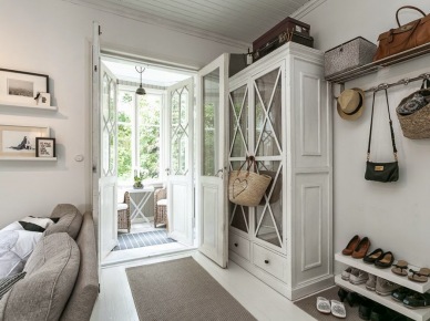 Przedpokój  w otwartej przestrzeni salonu z kuchnią, piękne białe szafy w stylu skandynawskim (47919)