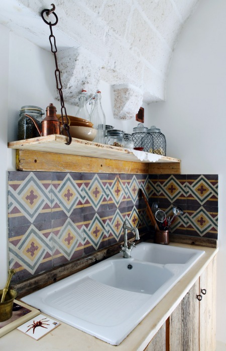 Półka drewniana wisząca na łańcuchu i marokańskie płytki w kuchni