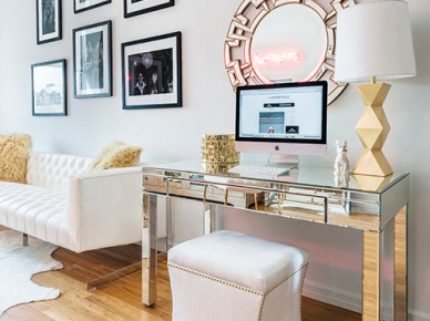 Złote biurko w stylu glamour w aranżacji salonu (53501)