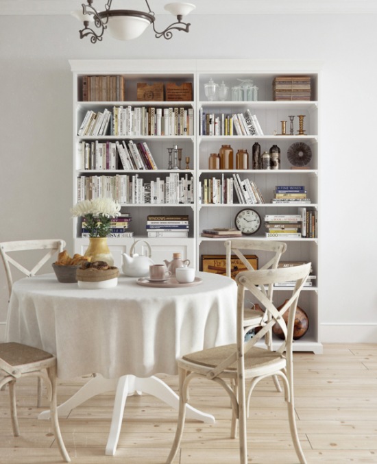 Włoska lampa,francuskie krzesła gięte i skandynawska biblioteczka w aranżacji jadalni z okragłym stołem