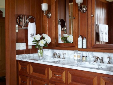 przykłady pięknych łazienek w klasycznym stylu - drewniane meble w różnych wybarwieniach, wykończeniach oraz z...