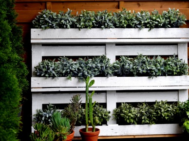 Ogrodowe DIY - wdzięczna półka na rośliny (50467)