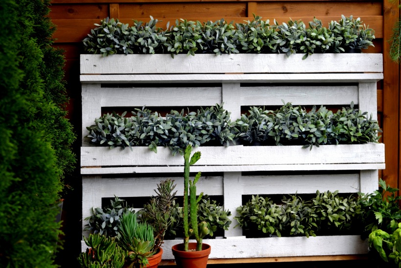 Ogrodowe DIY - wdzięczna półka na rośliny