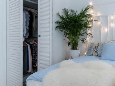 W niewielkiej sypialni znalazło się miejsce na małą garderobę, którą ukryto za rozsuwanymi drzwiami w białym kolorze....