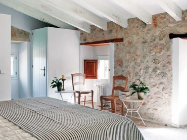 klasyczny obrazek wiejskiego domu w Hiszpanii, Majorka - dom w kamieniu, pełen dizajnerskich mebli - to zderzenie...