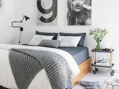 Aranżacja szarej sypialni z dużymi grafikami w nowoczesnym stylu (52101)