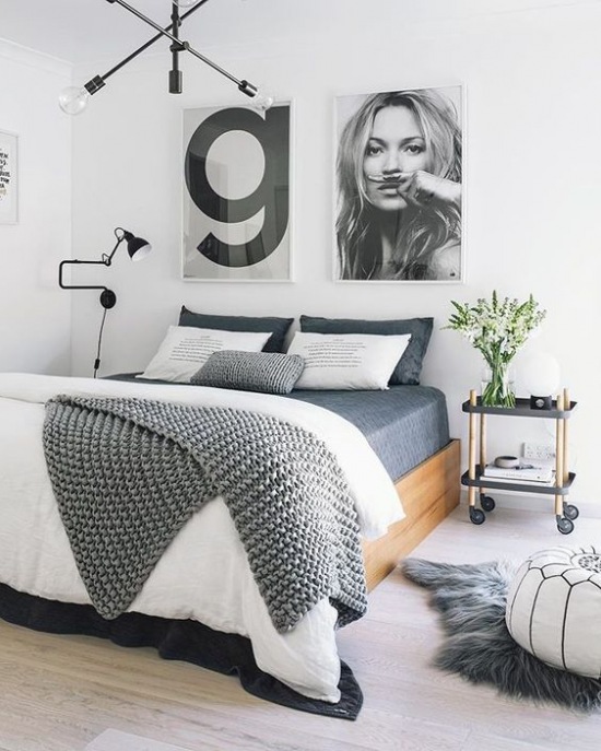 Aranżacja szarej sypialni z dużymi grafikami w nowoczesnym stylu