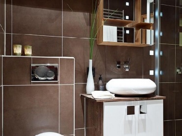 Biało-brązowa łazienka z drewnianymi półkami (19520)