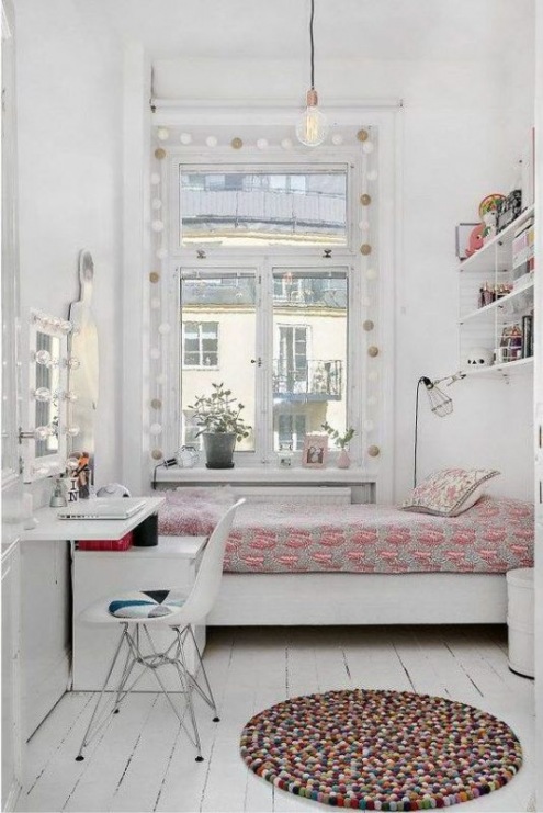 W sypialni wykreowano bardzo romantyczny klimat, korzystając przede wszystkim z dekoracji w oknie i na półkach. Białe...