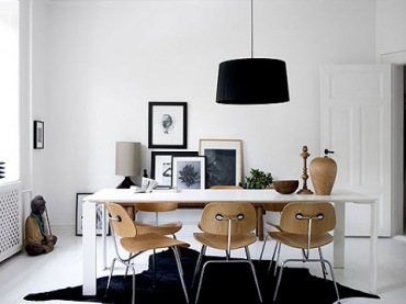 Prostokątny bialy stół,nowoczesny biały stół w skandynawskiej aranżacji,biały stół w jadalni,biały stół ,galeria grafik na ścianie w jadalni,aranżacja skandynawskiej jadalni ,brązowe krzesła przy białym stole,czarna skóra bydlęca (36399)