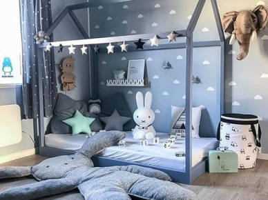 Łóżko w kształcie domku w szaro-niebieskim pokoju dla dziecka (53952)