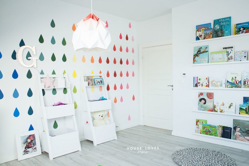 Kolorowe ozdoby i mała czytelnia w pokoju dziecięcym