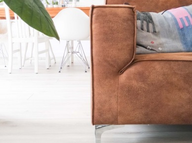 Prosta sofa w brunatnym obiciu w białym salonie (53095)