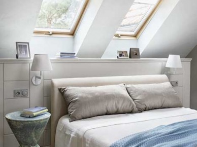 Aranżacja białej sypialni ze skośną ścianą z okanmi i tukusowymi dodatkami (22369)