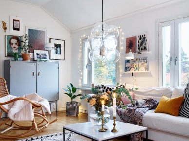 Przyjemna aranżacja mieszkania w skandynawskim stylu z dekoracją światłem i wzorzystymi dodatkami