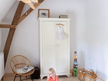 Pastelowa szafa z drewna w pokoju dziecięcym na poddaszu (51265)