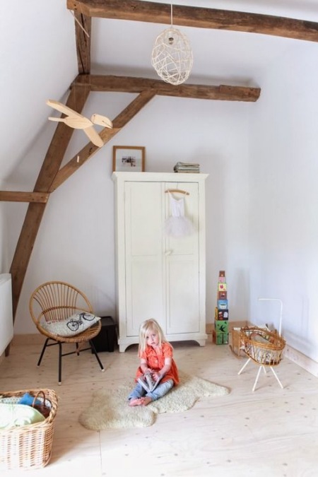 Pastelowa szafa z drewna w pokoju dziecięcym na poddaszu