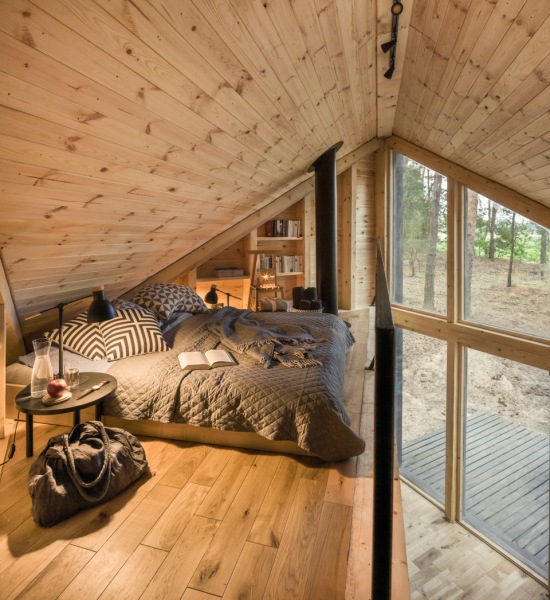 Klimatyczna sypialnia na antresoli w drewnianym domku