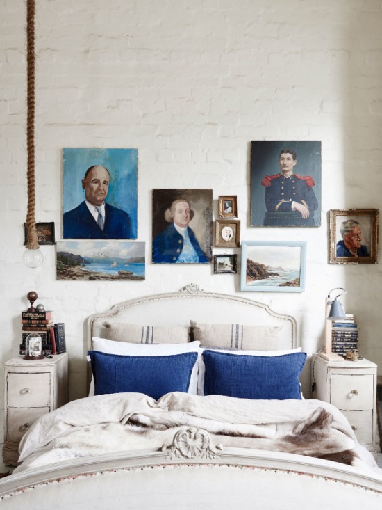 Klasyczne łóżko z niebieskimi poduszkami w sypialni w rustykalnym stylu