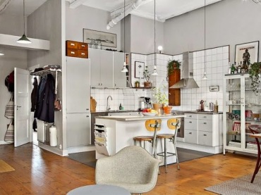 Otwarta kuchnia z szarymi ścianami,białą glazurą ,krzesłami w stylu industrialnym i detalami vintage (26384)
