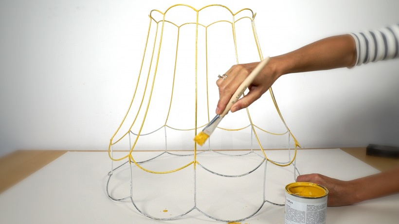 Żółty klosz od lampy jako stolik kawowy DIY