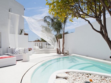 cudowny dom - cudowny dom na hiszpańskim wybrzeżu - nowoczesny, cały w bieli, z orientalnymi detalami. Marokańskie...