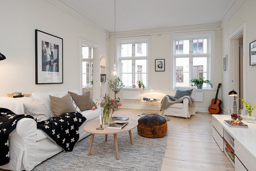 Szary dywan w salonie w skandynawskim stylu