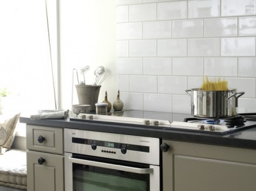 ładna kuchni w szarym kolorze na tle białych ścian i podłogi -  ciekawy pomysł i bardzo praktyczny na zabudowę dużej ,...