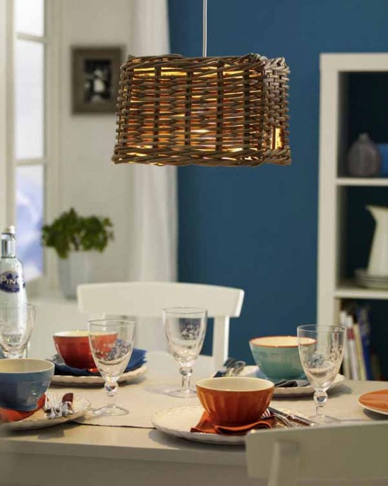 Wiklinowa lampa wisząca w niebieskiej kuchni