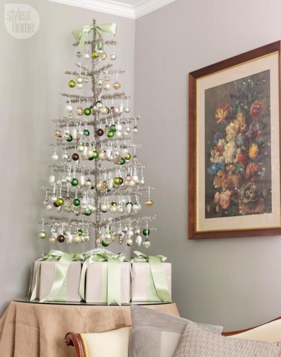 Srebrzysta choinka w biało-zielonej dekoracji świątecznej