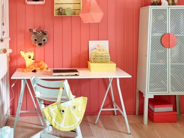 Kolorowa ściana w pokoju dziecięcym ożywia całe wnętrze. Rozmaite dodatki i meble, np. wiszące skrzyneczki pełniące...
