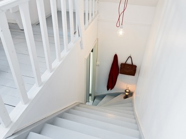 Białe schody na  poddasze w rodzinnym domu (20789)