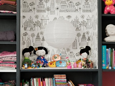 Czarny regał z otwartymi półkami w fantazyjną tapetą wenątrz wnęki i kolorowymi dekoacjami i produktami dla dziecka (26189)